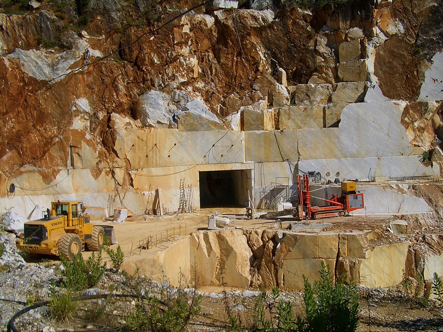 Blocchi squadrati in una cava di marmo di Carrara