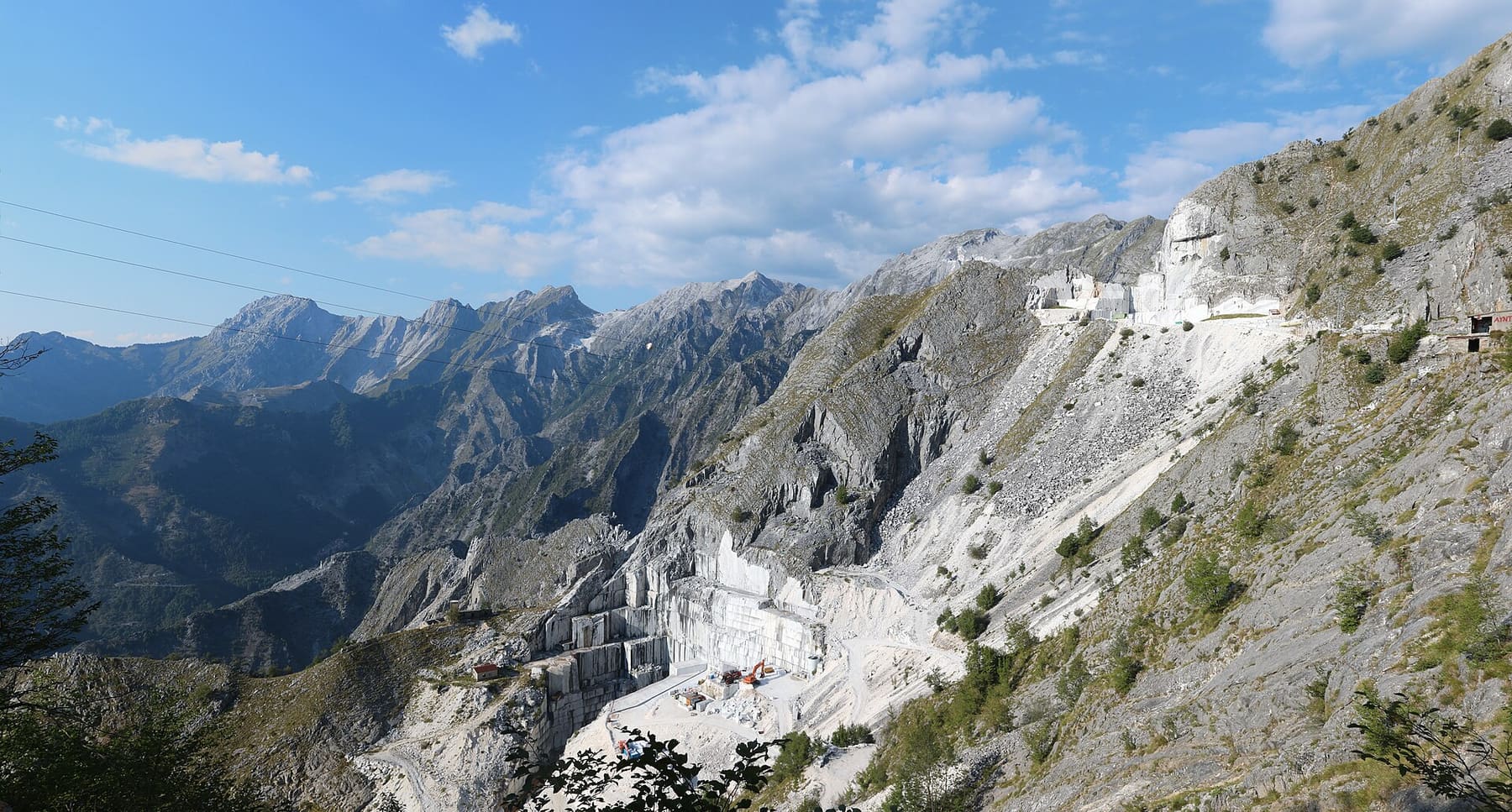 Le cave di marmo sopra Carrara