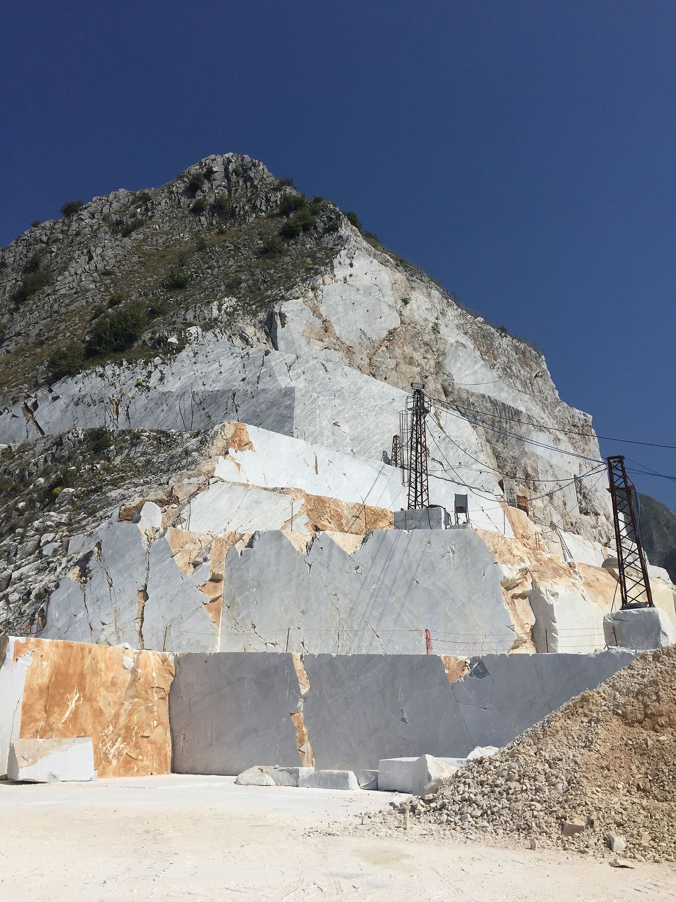 Una parete di cava a Carrara