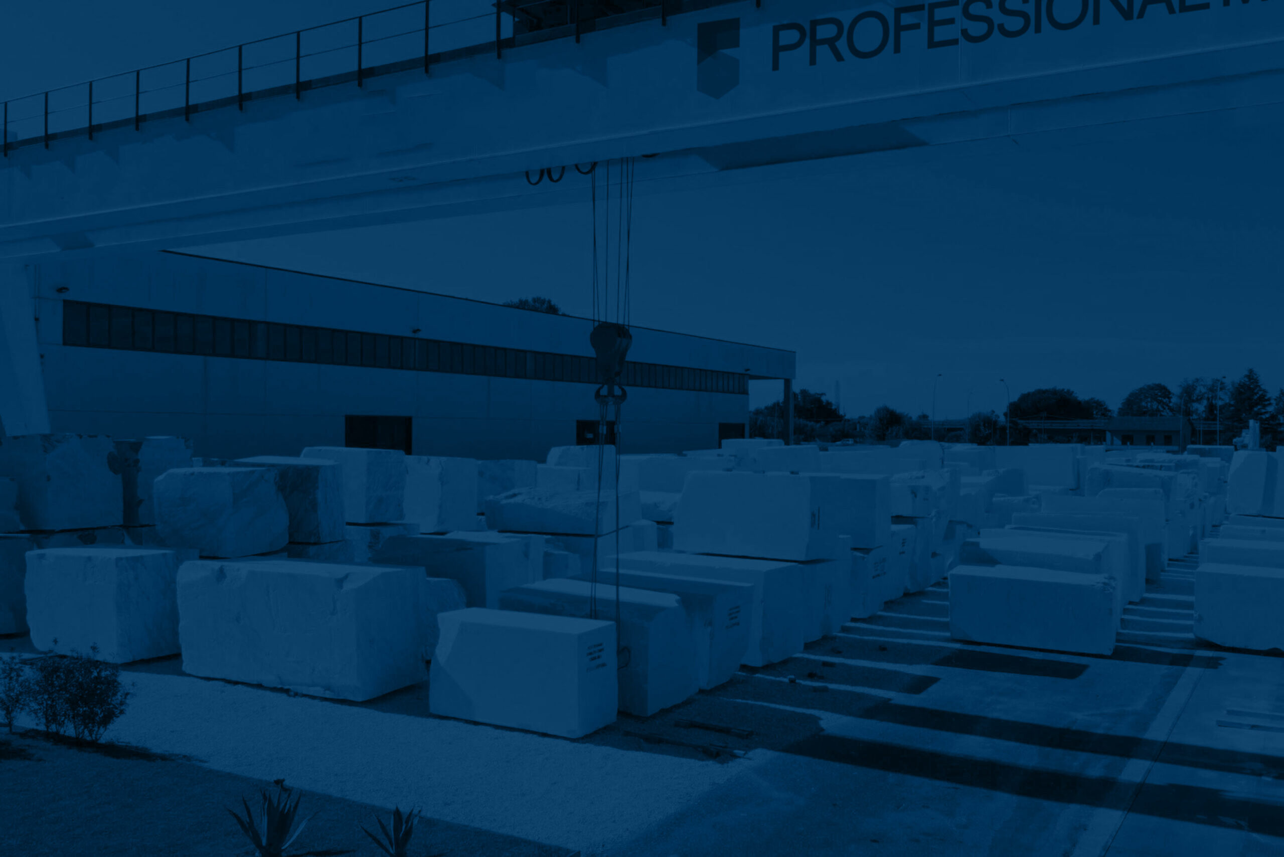 Il piazzale di Professional Marble a Carrara, con i blocchi e il carroponte