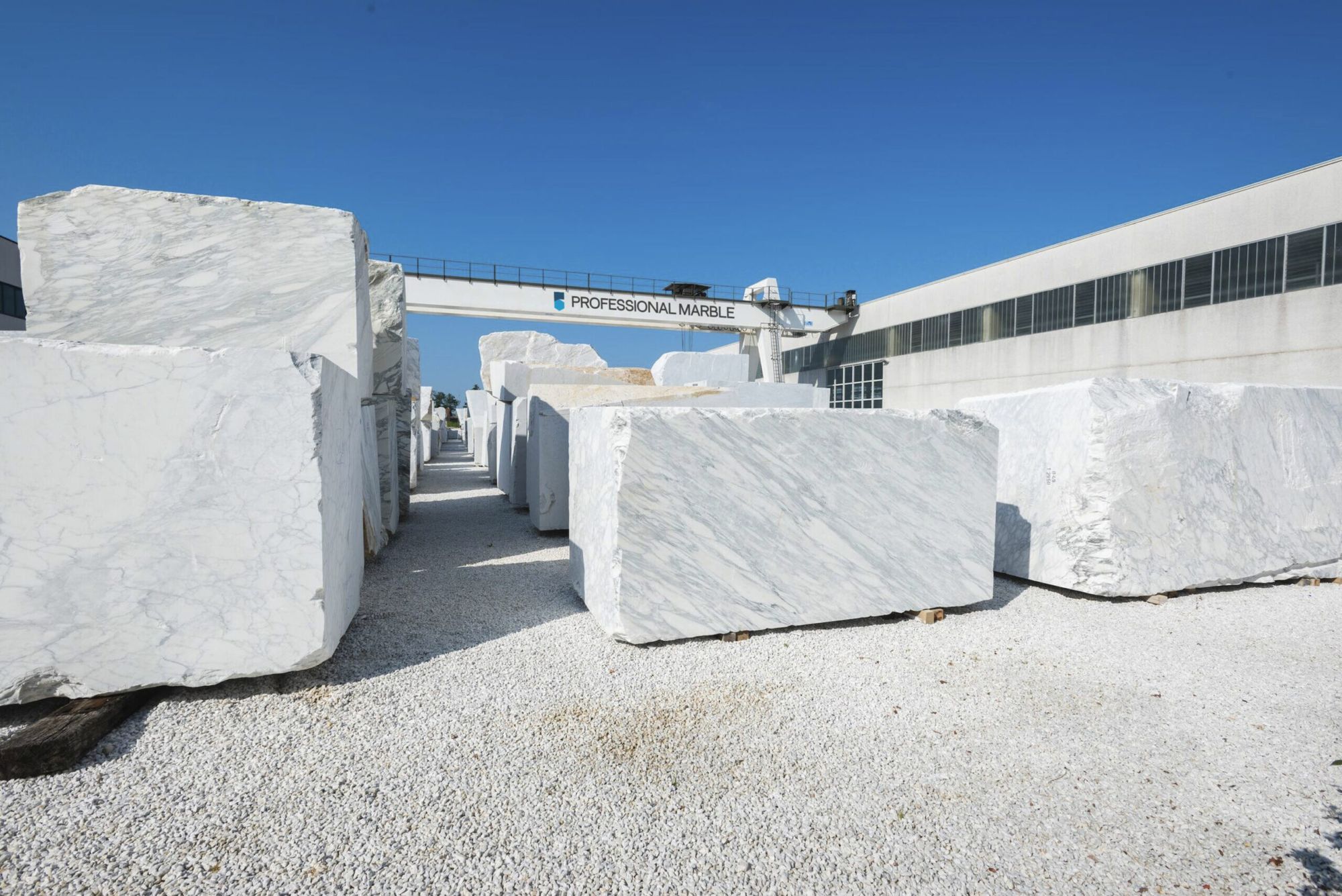 Le file di blocchi sul piazzale Professional Marble, sotto il carroponte